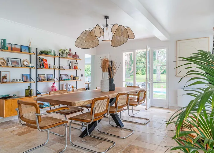 Amazing With Swimming Pool Englesqueville-en-Auge